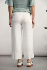 Pantalón blanco de corte ancho, con bolsillos laterales y lazo en la cintura.
