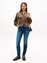 Pantalón de jean de corte slim, color azul medio, con tiro medio y cinco bolsillos. Confeccionado en tejido denim elástico de algodón.