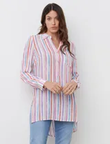 Blusa de gasa con estampado a rayas multicolor, cuello con solapa y escote en V.