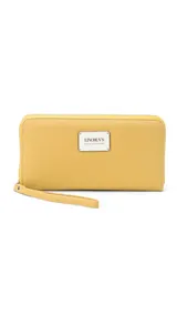 Billetera larga color gris de símil cuero, con cierre alrededor, múltiples compartimentos internos para tarjetas y documentos, bolsillo con cierre y correa de mano.