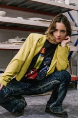 Remera oversized negra con estampado gráfico colorido, de manga corta y ajuste suelto.