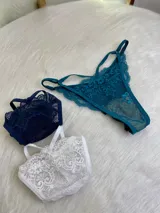 Tanga de encaje regulable, con tela suave y elastizada, y forro de algodón.