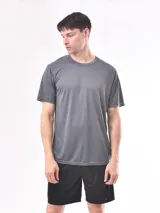 Remera negra de poliéster con cuello redondo y mangas cortas.