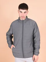 Campera gris, con cierre frontal y diseño acolchado, ideal para vestir en días frescos.