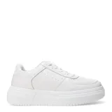 Zapatillas urbanas negras con plataforma, acordonadas y con detalles de perforaciones en la puntera y los laterales.
