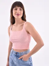Musculosa de punto acanalado color rosa, con breteles anchos y escote cuadrado.