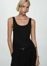 Musculosa negra de tejido fluido con tirantes anchos y cuello escotado.