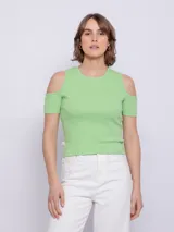 Remera verde claro de algodón, de manga corta con hombros descubiertos y cuello redondo.