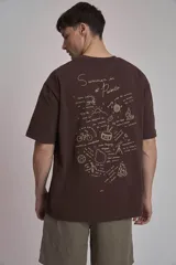 Remera marrón de corte holgado con estampado pequeño en el pecho.