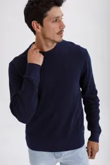 Sweater azul marino de punto liso, con cuello redondo y mangas largas.