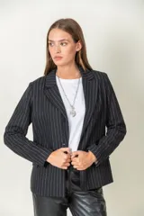Blazer negro con finas rayas verticales blancas, solapas clásicas y cierre con dos botones.
