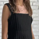 Musculosa negra de corte cuadrado y tirantes gruesos.