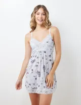 Chemise de seda fría, con apliques de encaje en el ruedo y escote, de breteles ajustables.