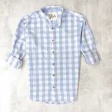 Camisa de algodón con cuello mao, en cuadros celestes y blancos, con bolsillos en color beige.