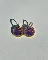 Aros colgantes con dije circular de resina con glitter degradado de rosa a violeta, bordeado con strass y arito de acero quirúrgico dorado.