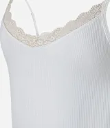 Conjunto de pijama short doll compuesto por un top blanco de rib con breteles finos y detalle de encaje en el escote, y un short rosa con estampado de ojitos y cintura elástica.