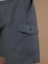 Bermuda técnica color negro, confeccionada en 94% nylon y 6% spandex.