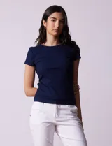 Remera azul marino de tejido acanalado, con escote a la base y mangas cortas.