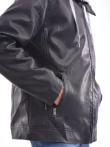 Campera negra de cuero sintético con capucha gris de algodón y cierre frontal con cremallera.
