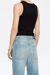 Musculosa negra ajustada con escote redondo y logo bordado con abalorios multicolores.