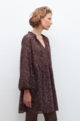 Vestido midi negro con estampado floral, de manga larga y escote en V.