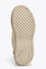 Zapatillas deportivas color beige con plataforma alta. Cierre con cordones.