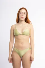 Top de bikini triangular color verde oliva, forrado y con relleno, con correderas y aros metálicos. Los breteles se pueden usar rectos o atados al cuello.