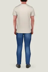 Remera color tostado de manga corta, corte holgado y cuello redondo. Estampado pequeño de hongos y texto en el frente.