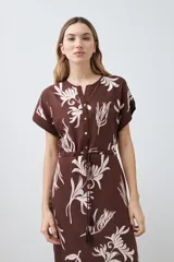 Vestido midi marrón con estampado floral blanco, cuello mao, manga corta y lazo ajustable en la cintura.