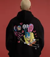 Buzo negro de algodón con felpa, corte boxy, capucha con cordón ajustable, manga larga, bolsillo canguro y estampa de Bob Esponja.