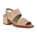 Sandalia de cuero color beige con dos tiras anchas, una sobre los dedos y otra sobre el empeine, ambas con textura tipo reptil. Tiene hebilla lateral y taco cuadrado.