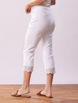 Pantalón capri negro de algodón con terminación de ruedo con aplique calado.