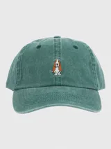 Gorra unisex de algodón verde con efecto lavado y bordado de un perro basset hound en el frente.
