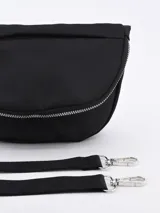 Bandolera negra con correa ancha regulable, cierre superior con cremallera y bolsillo interno.