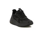 Championes deportivos Diadora modelo Delta, completamente negros, con capellada de malla transpirable y logo de la marca en el lateral. Presentan una suela gruesa y robusta.