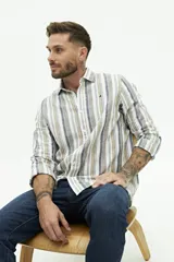 Camisa de manga larga para hombre, color blanco con rayas verticales finas en tonos grises y azules. Confeccionada en una mezcla de lino y algodón, de corte semi slim y logo bordado en el pecho.