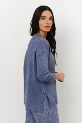 Sweater de tejido de punto fino con brillo metálico, color verde lima. Presenta escote en V y mangas largas.