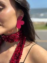 Aros grandes fucsia con forma de flor, pintados a mano.