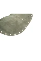 Bolso bandolera de gamuza color verde oliva, con forma de media luna y tachas metálicas plateadas en el borde inferior. Tiene correa larga ajustable y logo pequeño en el frente.