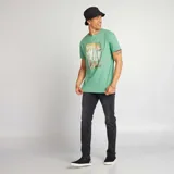 Camiseta de algodón verde con estampado gráfico de surfista y palmeras.
