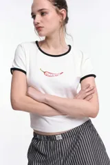 Short de popelina rayada en blanco y negro, con cintura elastizada y bolsillos laterales.