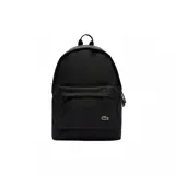 Mochila negra con bolsillo frontal y logo de Lacoste bordado en verde.