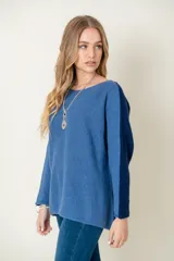 Sweater azul de lana y viscosa, de corte holgado y cuello redondo.