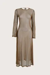 Vestido largo de manga larga en tejido mesh (malla) color café, con cuello redondo y detalle de tirante en la espalda descubierta.