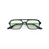 Lentes de sol con marco negro, patillas plateadas y lentes celestes.