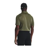 Chomba Under Armour Tech Polo para hombre, de color negro con logo en el pecho y detalles en gris en el cuello. Confeccionada con tejido UA Tech™ de secado rápido y corte holgado.