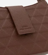 Bolso baguette pequeño color marrón con textura en relieve, correa ajustable, cierre por cremallera y solapa con detalle de colgante en el lateral.