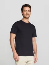Remera negra de manga corta con corte ajustado.