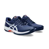 Zapatilla de tenis ligera y flexible, con diseño de malla abierta y revestimientos de cuero sintético para mayor ventilación y sujeción.