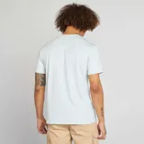 Remera celeste de corte clásico, con cuello redondo y mangas cortas.